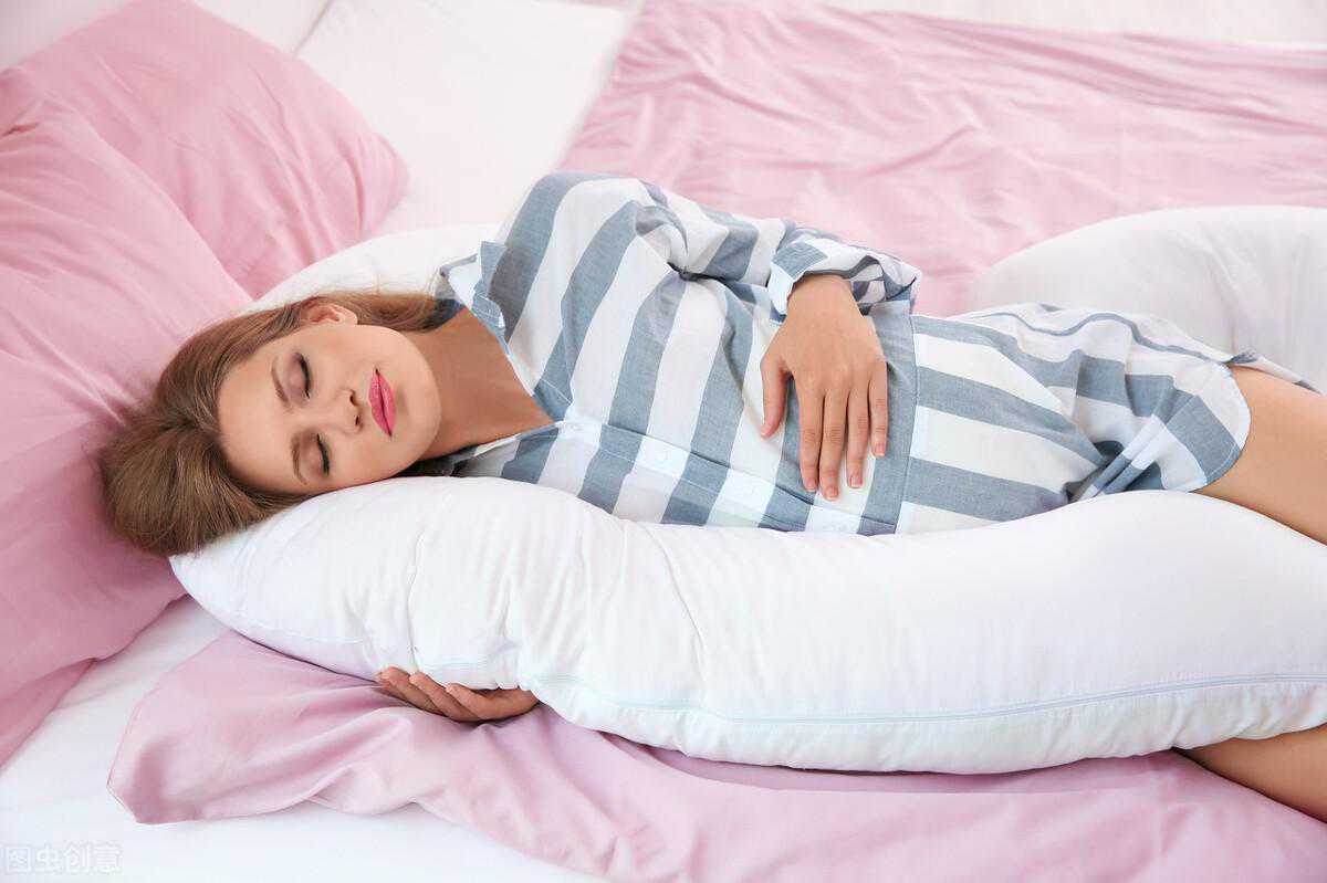 孕期睡觉姿势有讲究，不同阶段睡姿很重要，孕妈妈早知早受益